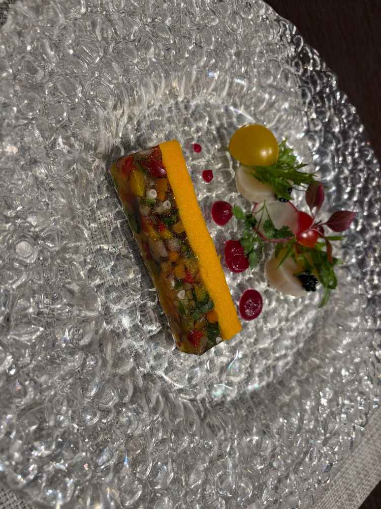 おしゃれな盛り付けで、様々なお野菜が食感のアクセントになっていた。