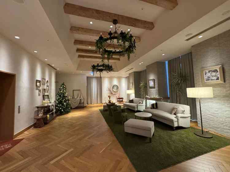 披露宴会場前の待合スペース。ゆったりと過ごせて両家親族の待合室もありました