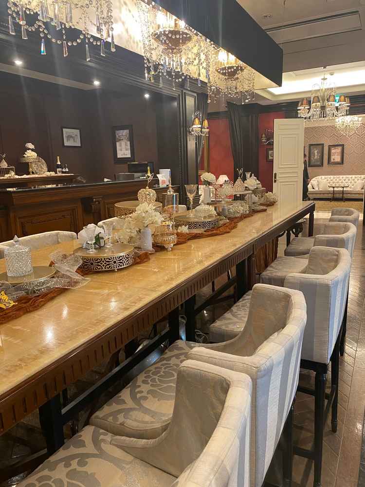 シャンデリアがたくさん！豪華で華やかな控え室。