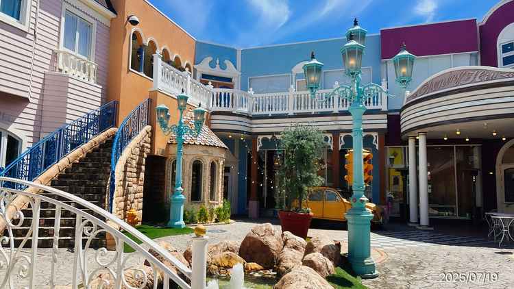 中庭には噴水、信号などもある全ての扉から出られる