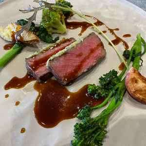 肉は三河牛を使用。とってもやわらかく、ソースの味も美味しかった。