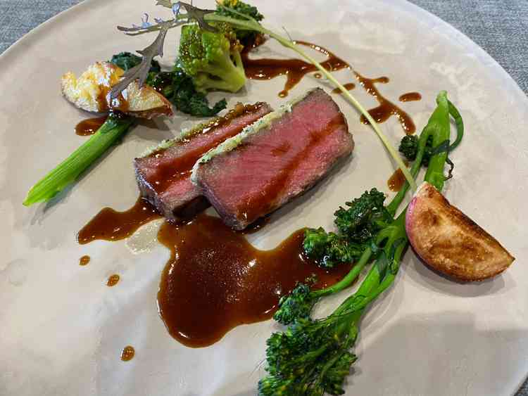 肉は三河牛を使用。とってもやわらかく、ソースの味も美味しかった。