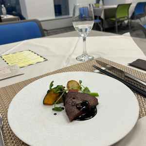 メイン料理の試食では三河牛のステーキが柔らかくて料理のこだわりを感じた。