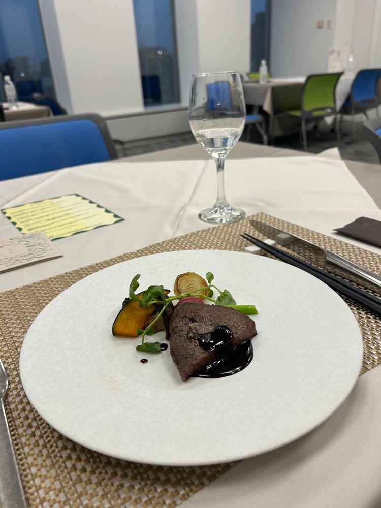 メイン料理の試食では三河牛のステーキが柔らかくて料理のこだわりを感じた。