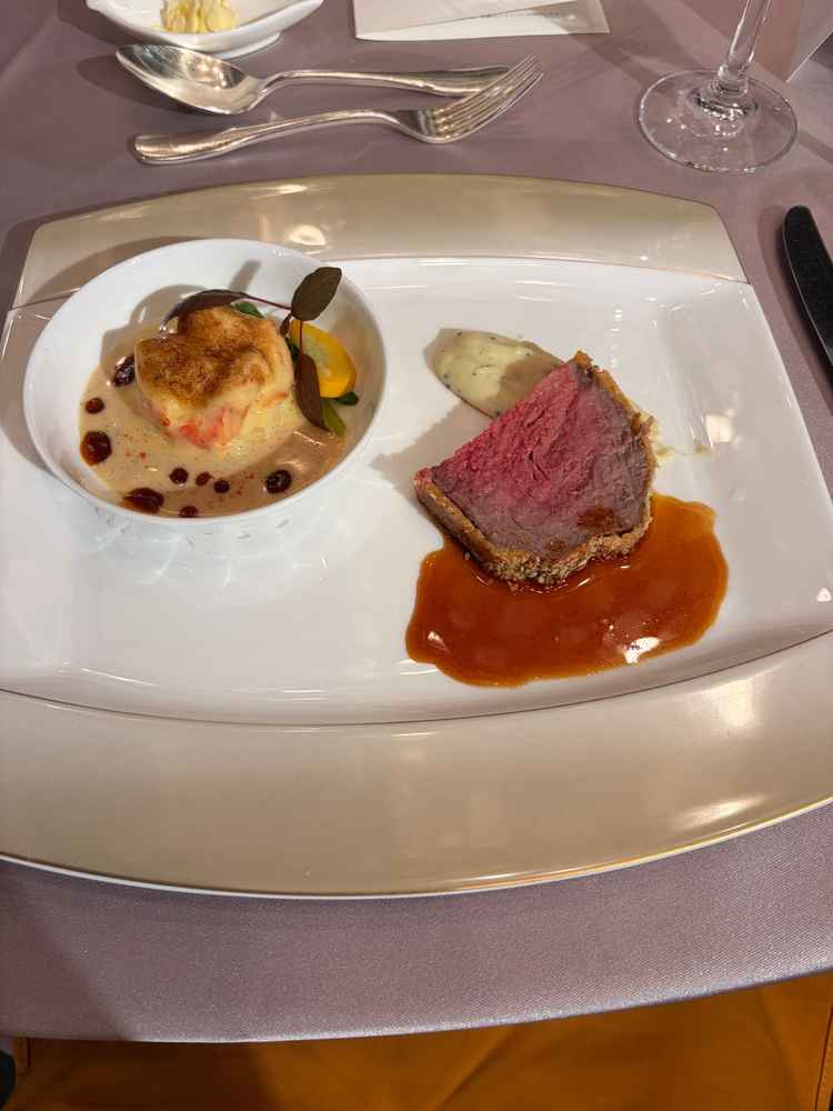 グラタンと国産牛のステーキです。どちらも非常に美味しく、オリジナリティのあるお料理でした、