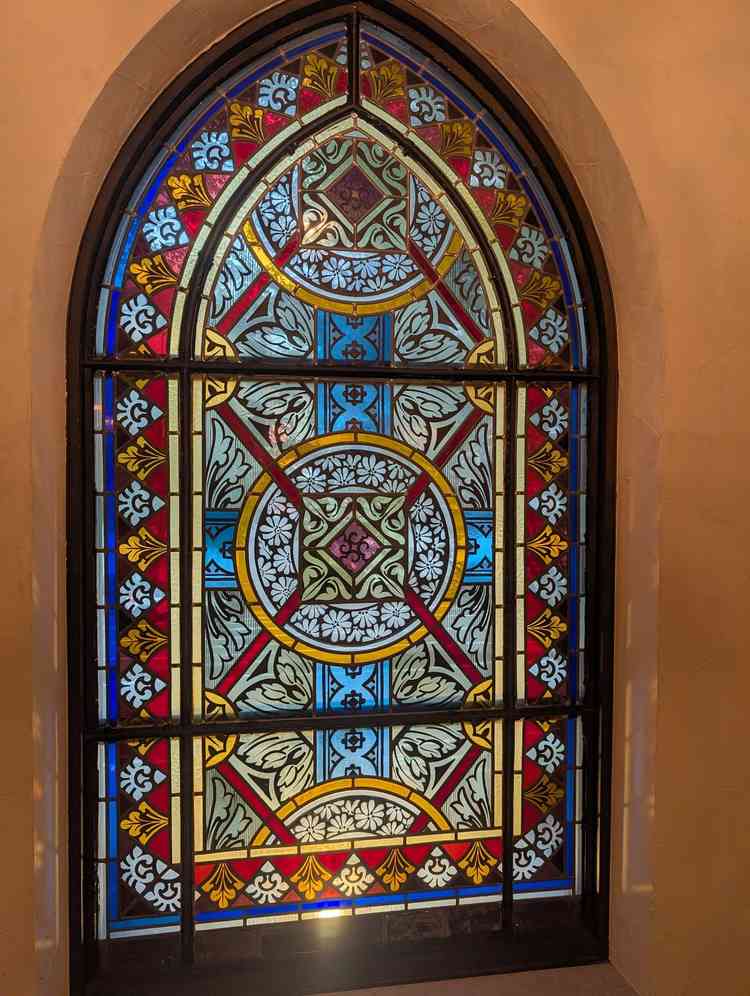 チャペルのステンドグラス。歴史あるものだそうで、チャペルが暗くなると特にきれいだった。