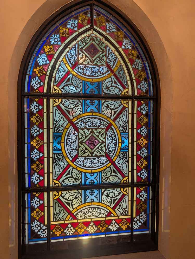 チャペルのステンドグラス。歴史あるものだそうで、チャペルが暗くなると特にきれいだった。