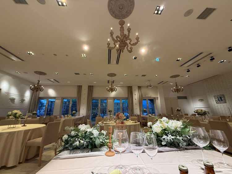 披露宴会場はゴージャス過ぎず、けど特別感を感じる空間でした。