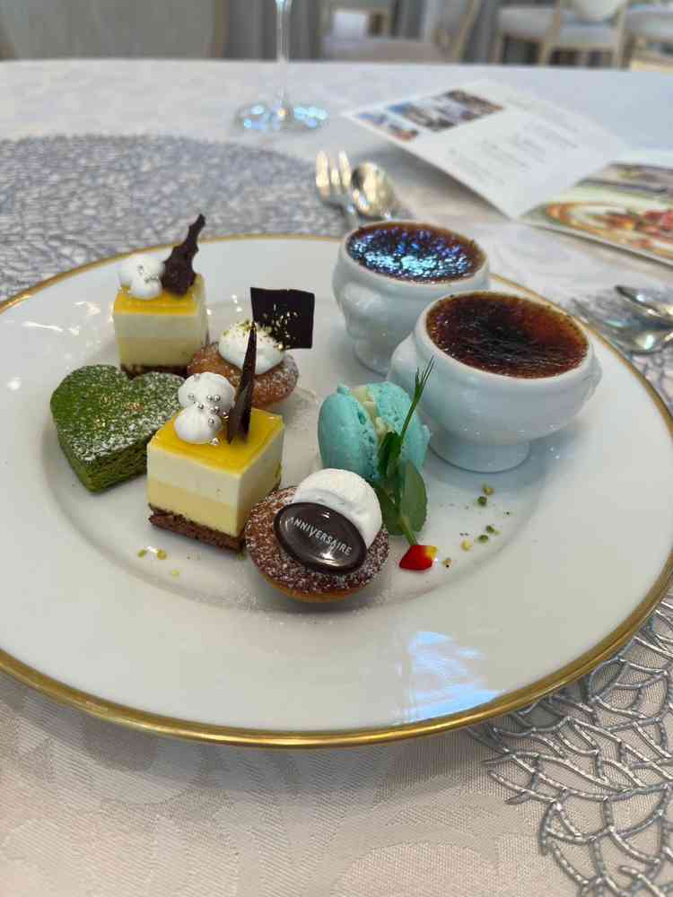 試食のコースの最後に出てきたデザートです。どれもおいしくとくにクレームブリュレが最高でした。