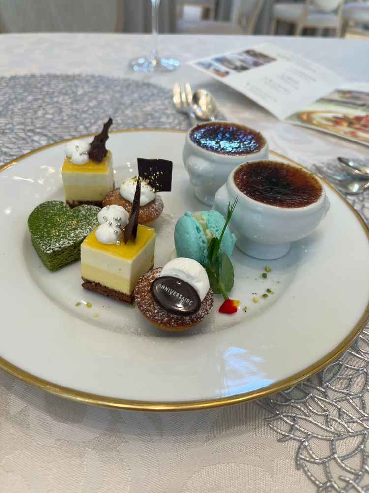 試食のコースの最後に出てきたデザートです。どれもおいしくとくにクレームブリュレが最高でした。