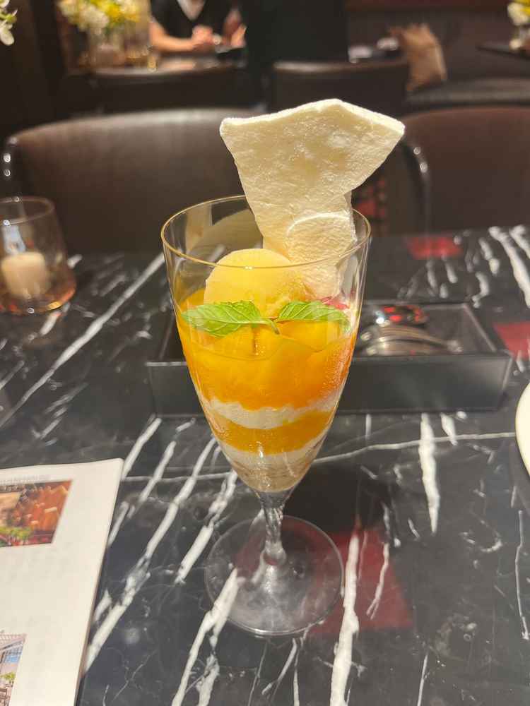 デザートで提供されたマンゴーパフェ