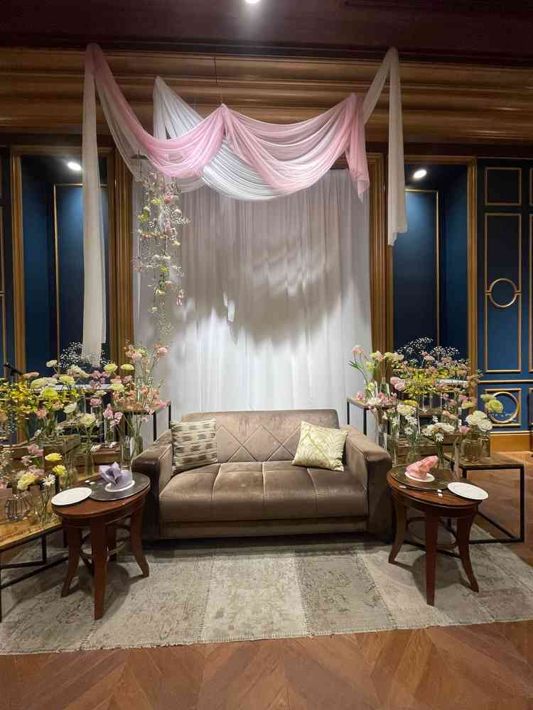 披露宴会場の新郎新婦が座る席です。デザインは自由にアレンジできるとのことでした。