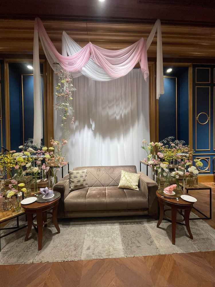 披露宴会場の新郎新婦が座る席です。デザインは自由にアレンジできるとのことでした。