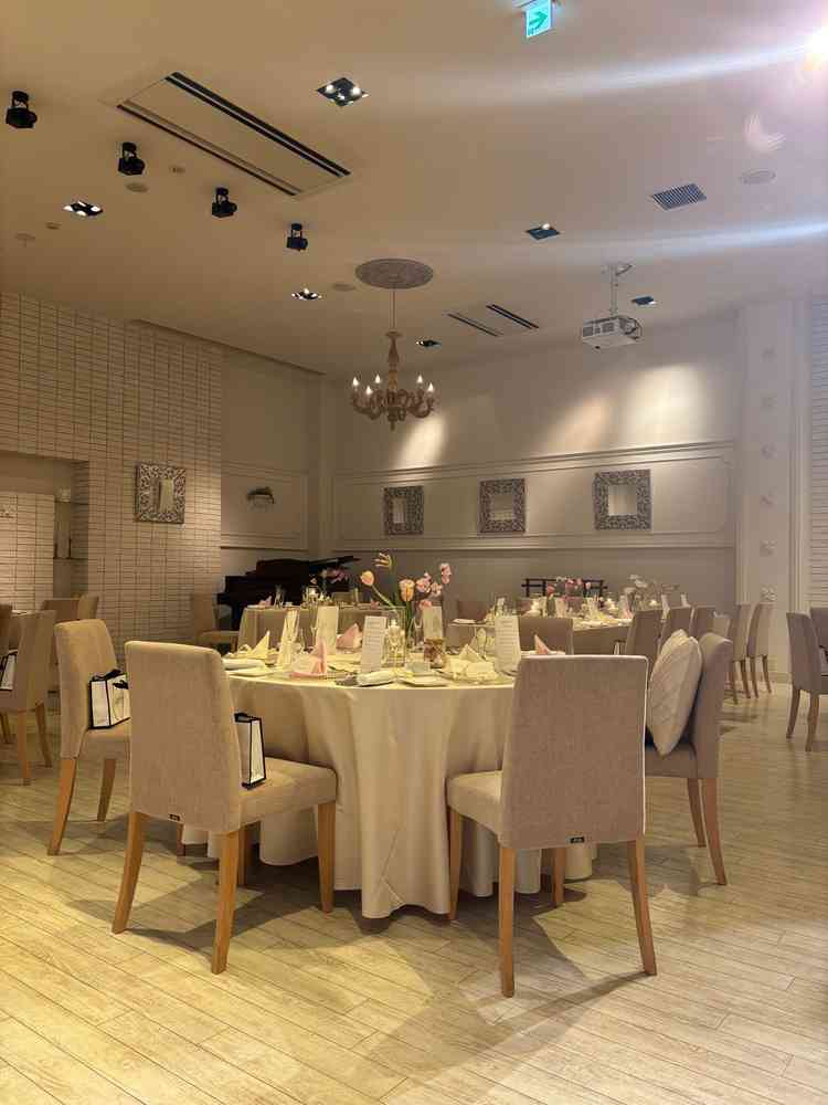 2つあるうちのひとつの披露宴会場は、大きすぎず、床は白っぽい木目調になっているため、温かい雰囲気。