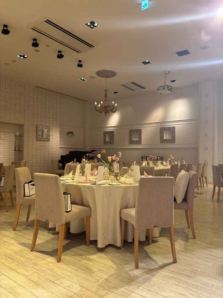 2つあるうちのひとつの披露宴会場は、大きすぎず、床は白っぽい木目調になっているため、温かい雰囲気。