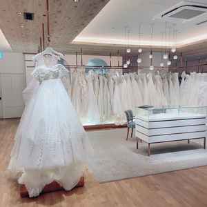 ドレスルームにはウェディングドレスやカラードレスが沢山あり、とても綺麗だった。
