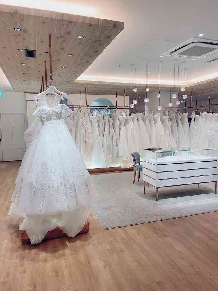 ドレスルームにはウェディングドレスやカラードレスが沢山あり、とても綺麗だった。