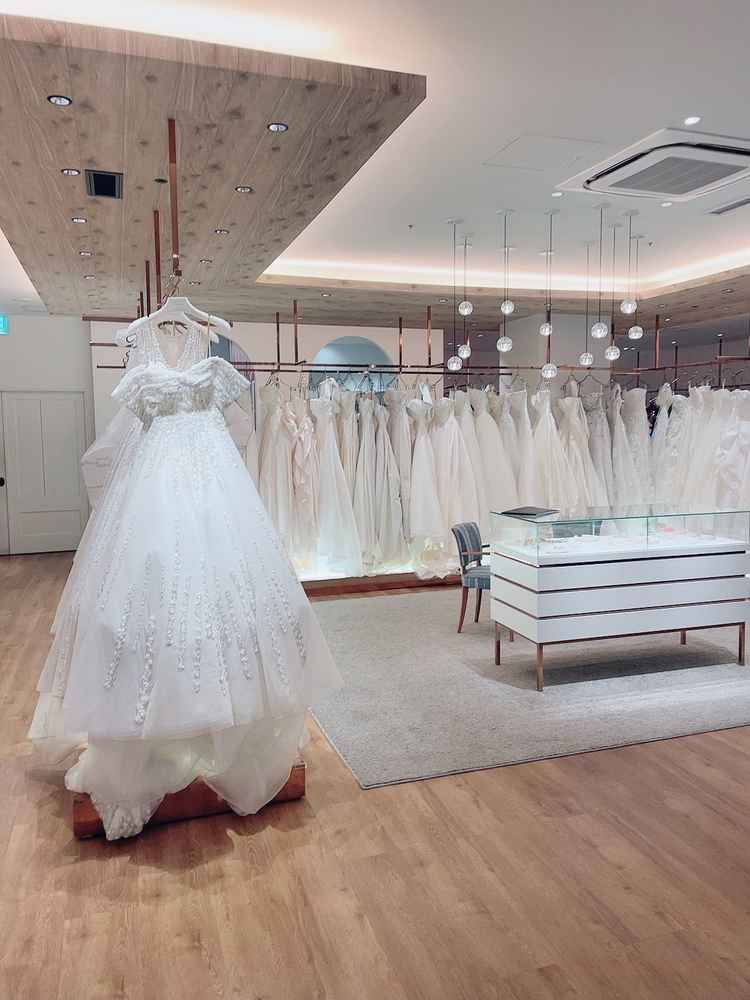 ドレスルームにはウェディングドレスやカラードレスが沢山あり、とても綺麗だった。