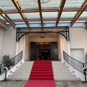 挙式会場からでてフラワーシャワーを浴びるところですが雨でも関係なくできるのが魅力です