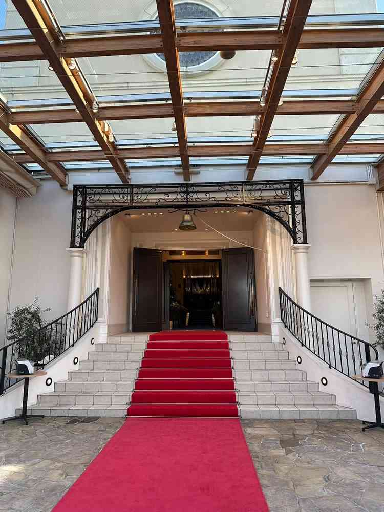 挙式会場からでてフラワーシャワーを浴びるところですが雨でも関係なくできるのが魅力です