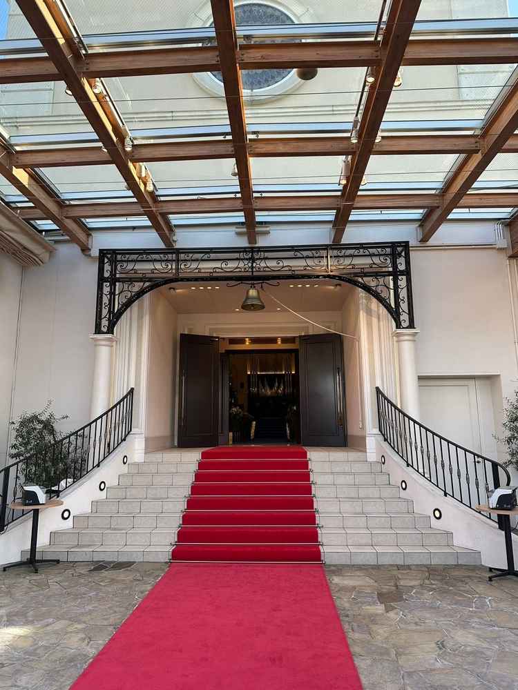 挙式会場からでてフラワーシャワーを浴びるところですが雨でも関係なくできるのが魅力です