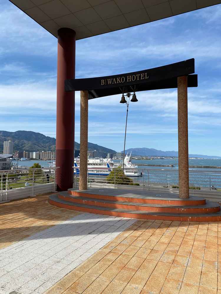 ブーケトスやバルーンリリースなどできるテラス。ここからも琵琶湖が眺められます。