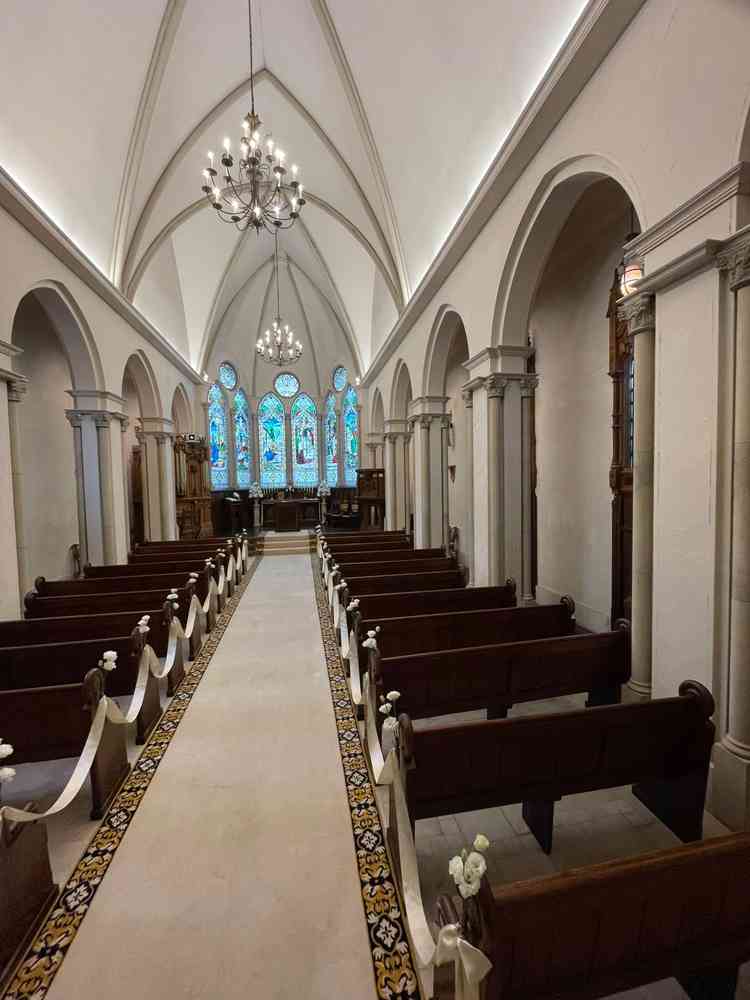 別館のチャペルです。ステンドグラスがとても大きく感動しました。