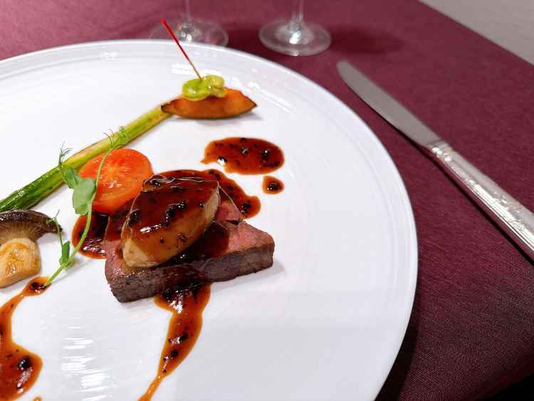 フォアグラがのったフィレ肉。ソースもとても美味しかった