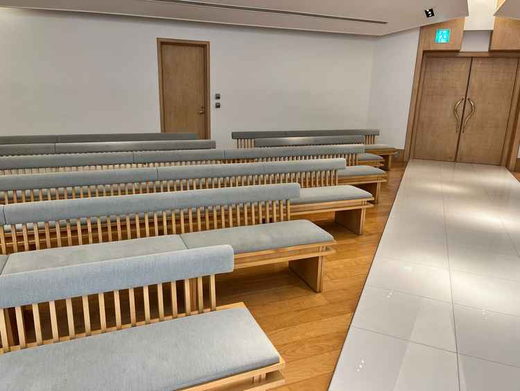 挙式会場内は席が斜めに配置されていることから、どの席からも正面が見やすいとのご説明でした。