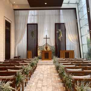 チャペルは大きな窓から自然光がたっぷり入り、開放感あふれる明るい空間だった。