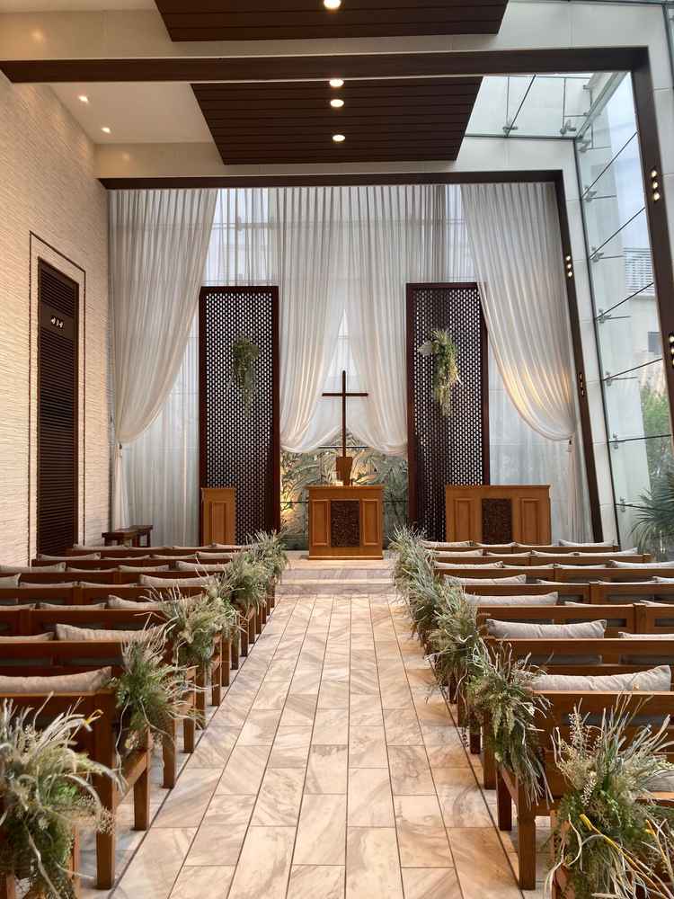 チャペルは大きな窓から自然光がたっぷり入り、開放感あふれる明るい空間だった。