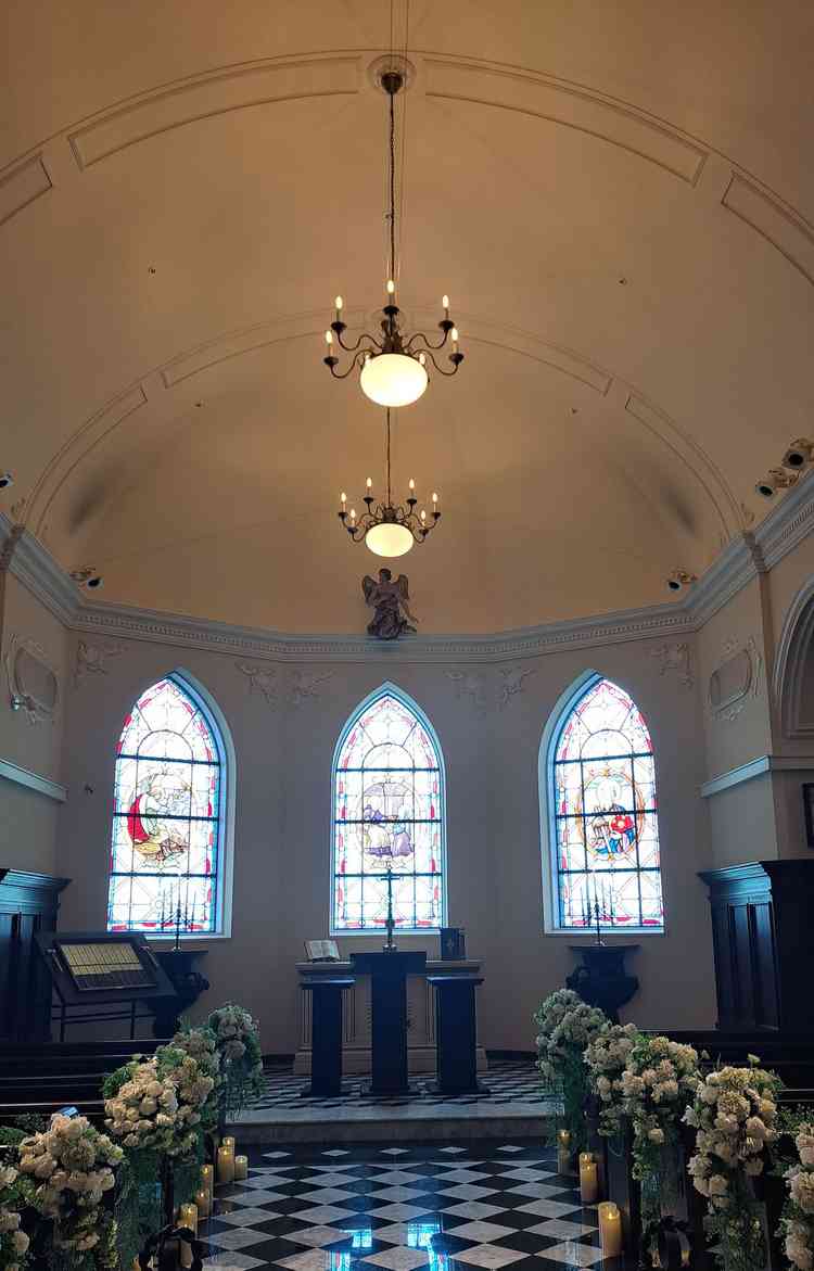 思ったよりバージンロードが短く、こじんまりしていて可愛い