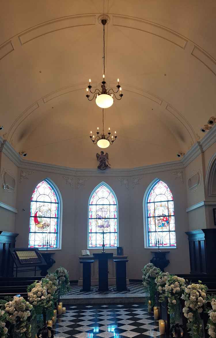 思ったよりバージンロードが短く、こじんまりしていて可愛い