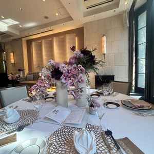 披露宴会場。ご紹介される際の写真ではラブリー感の強い印象ですが、実際はシックなピンクで大人可愛いです