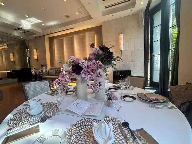 披露宴会場。ご紹介される際の写真ではラブリー感の強い印象ですが、実際はシックなピンクで大人可愛いです