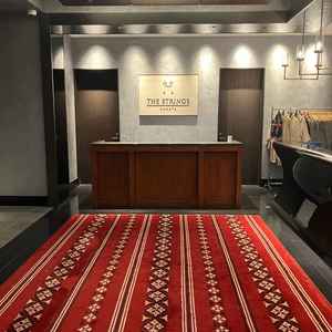 エレベーターを降りるとすぐ見えるエントランスです。結婚式場の雰囲気を感じました。高級感がありました。