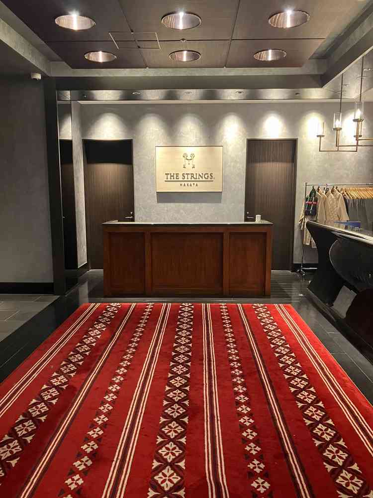 エレベーターを降りるとすぐ見えるエントランスです。結婚式場の雰囲気を感じました。高級感がありました。