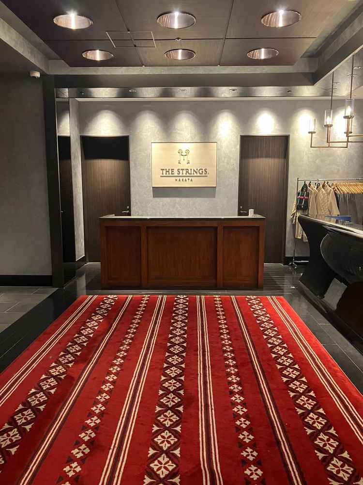 エレベーターを降りるとすぐ見えるエントランスです。結婚式場の雰囲気を感じました。高級感がありました。