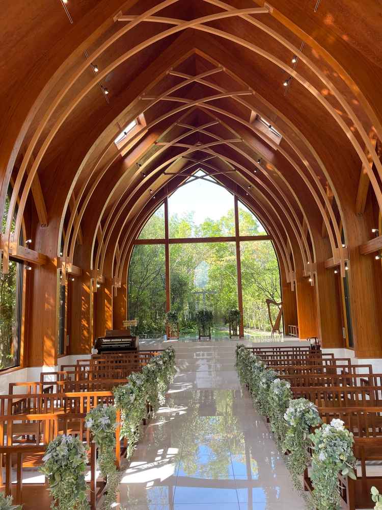 サンタムール教会。木の温もりが感じられるチャペルだった。窓も多く開放感があった。