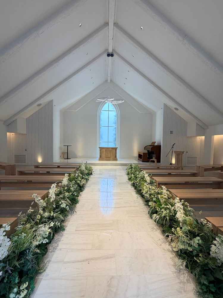 チャペルが横長でバージンロードの距離が短かったのでゲストを近くで感じることができる。