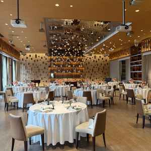 お洒落な雰囲気の披露宴会場