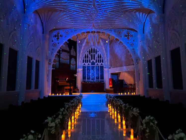 ステンドグラスのチャペルの演出