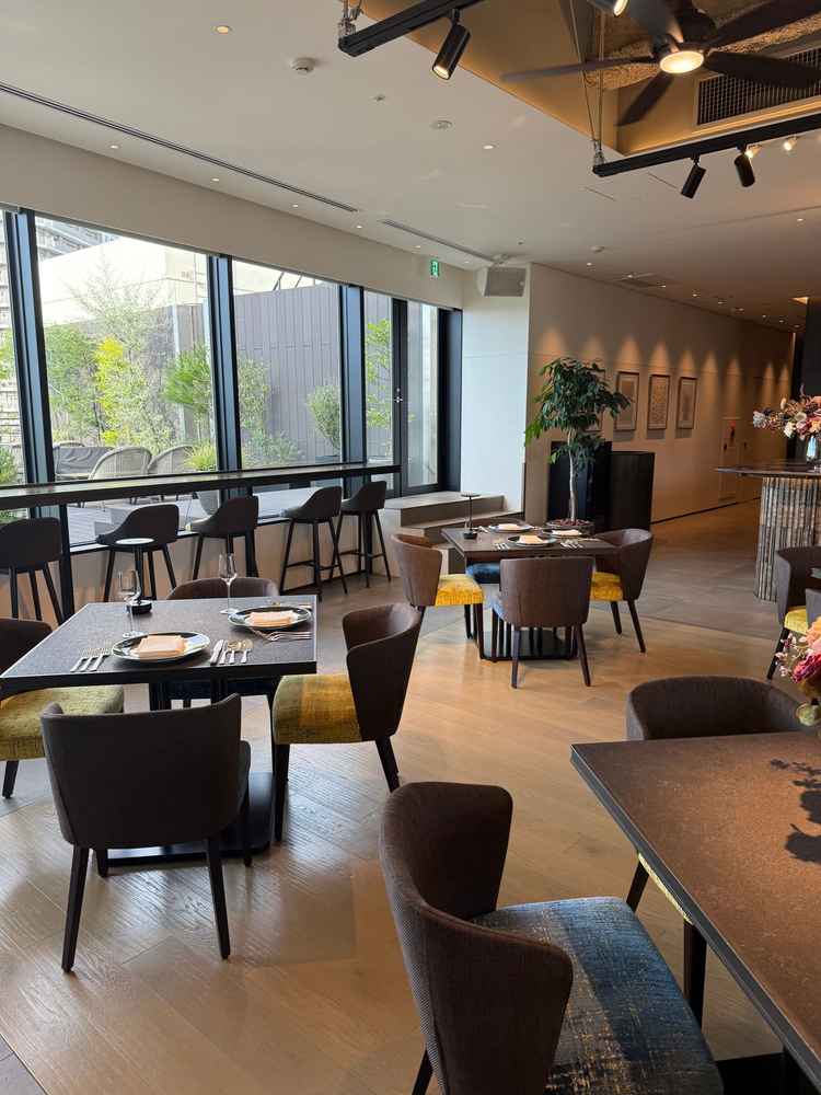 ファミリーウェディング向けと紹介していただいた式場。写真で見るより解放感があり、おしゃれ。