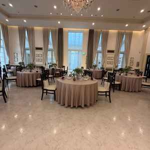 披露宴会場。こちらも白を基調としており、テーブルクラスの色などで雰囲気が変えられるようです。