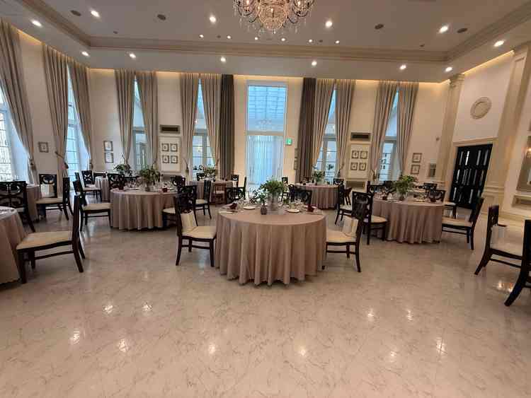 披露宴会場。こちらも白を基調としており、テーブルクラスの色などで雰囲気が変えられるようです。