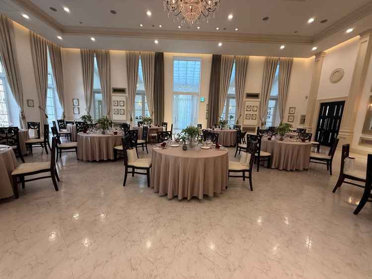 披露宴会場。こちらも白を基調としており、テーブルクラスの色などで雰囲気が変えられるようです。