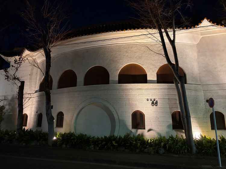 建物も趣があり、夜はライトラップされて更に雰囲気が増していました。