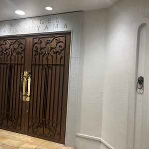 披露宴会場の扉。扉までの壁も写真などを飾れるそうで素敵でした。