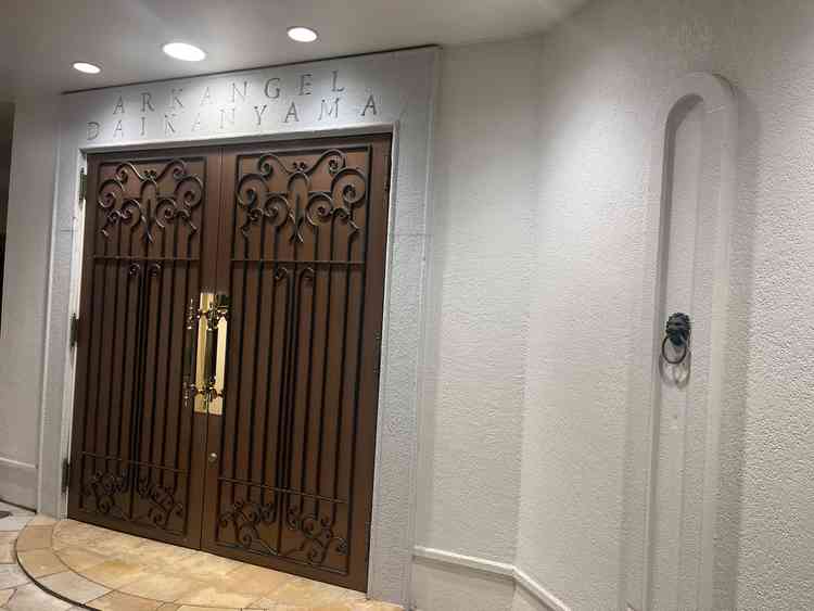 披露宴会場の扉。扉までの壁も写真などを飾れるそうで素敵でした。