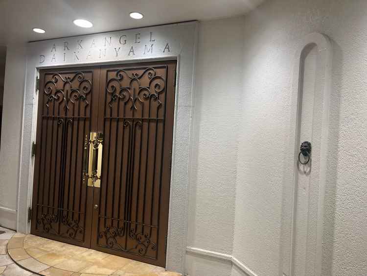 披露宴会場の扉。扉までの壁も写真などを飾れるそうで素敵でした。